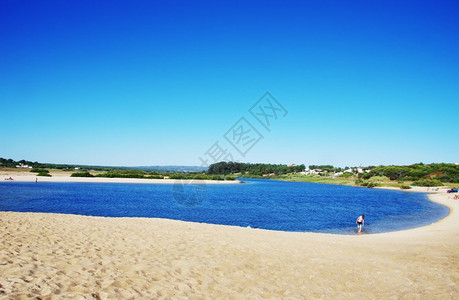 蓝色的海岸湿葡萄牙西里底礁环湖景观图片