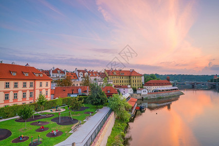 欧洲的天空城市景观捷克布拉格市天际的著名标志形象图图片