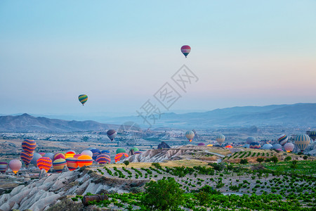 著名的安纳托利亚土耳其卡帕多西亚早晨戈里米的起飞气球早期图片