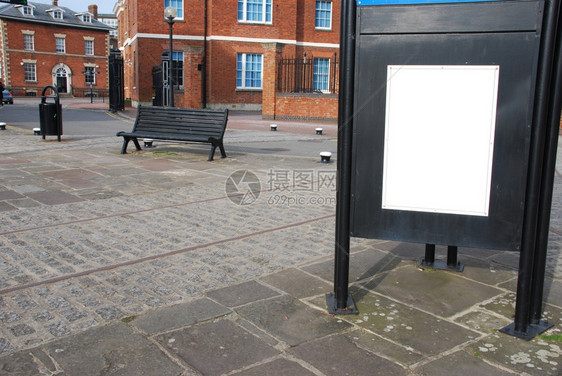 在人行道上用木板凳和典型的英国砖墙建筑铺设空的广告牌建筑物造可定制图片