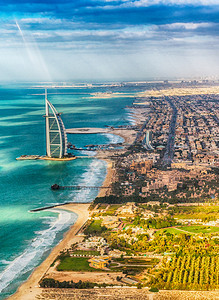 朱美拉迪拜的空中海岸线城市的滩图片