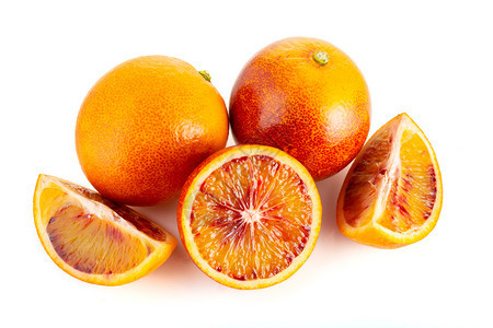 圆形的血橙整体半熟的长袍在白色背景上被孤立颜色饮食图片
