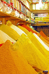 摩洛哥当地市场的香料金字塔藏红花店铺图片