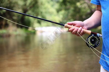 渔夫手握的鱼棒爱好河图片