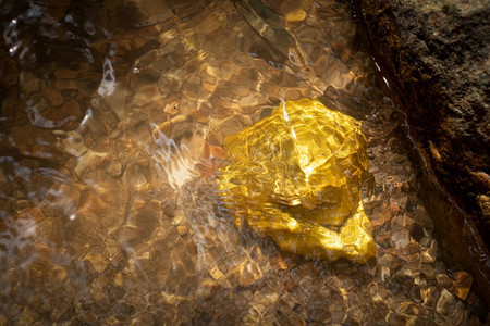 卵石缓存在有天然水源的矿井中发现纯金矿石疏通图片