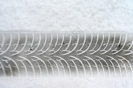 为了雪地中的汽车轮胎轨道冬季运输和轮胎的概念驾驶橡胶图片