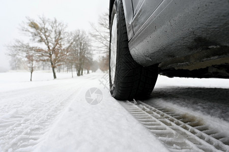 时间冰蓝色的雪地中汽车轮胎轨道冬季运输和轮胎的概念图片
