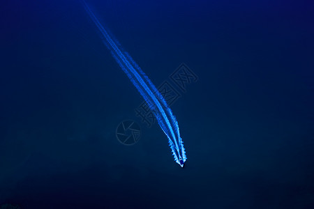 无人驾驶飞机在夜间空中最高风景处喷洒蓝海背由无人驾驶飞机登上旅行海洋溅背景图片