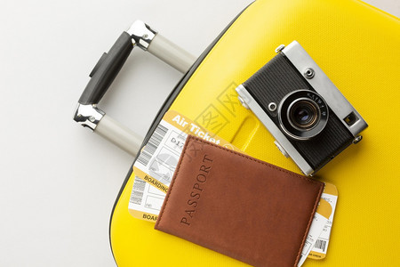 海航程成人携带照相机护的黄行李图片
