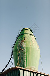 从下面看到的水箱在一个植物苗圃中金属管子图片
