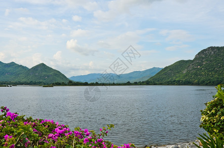 反射热带依山傍水的湖旅行图片