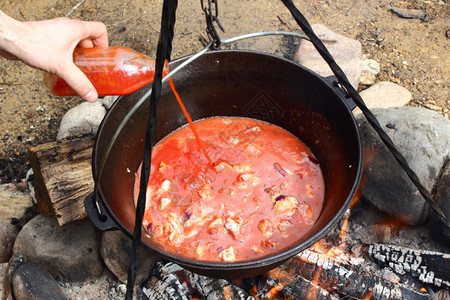 在户外做饭与卡德龙在火上烹饪熏制品种赛特图片