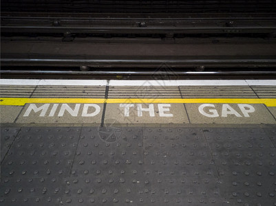 首都注意伦敦市中心地下的Gap标志注意伦敦市中心的地下标志路户外图片