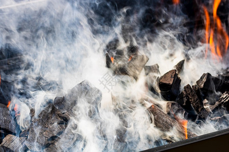 最佳篝火牛扒烧烤炉坑充满发光和燃烧的烈火红热炭砖和焚化炉图片