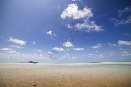 热带沙滩海和多云蓝天图片