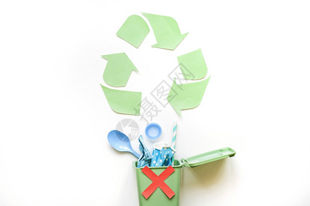 绿色含有塑料垃圾的再循环符号桶能够可回收图片