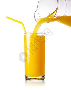 水橙汁从罐子倒到玻璃杯中将吸管与白底的稻草隔开以白底为蓝橙汁从罐子倒到一个有稻的玻璃杯中降低白色的图片