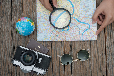 带有反向相机胶片眼镜和木背底的橡皮物品最顶部视图旅行概念假期手躺着图片