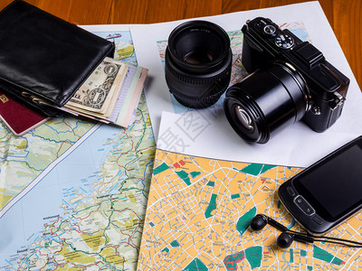 航空公司商业飞机桌上的带镜头黑色照相机和带耳的智能手规划旅行金钱智能手机和相图片