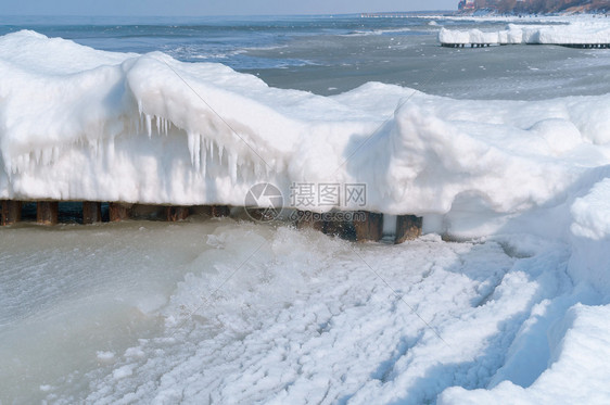 旅行裂开水中的海冰被结壳覆盖的断开水所裂包括冰结地和断开水中的海冰户外瓦登图片