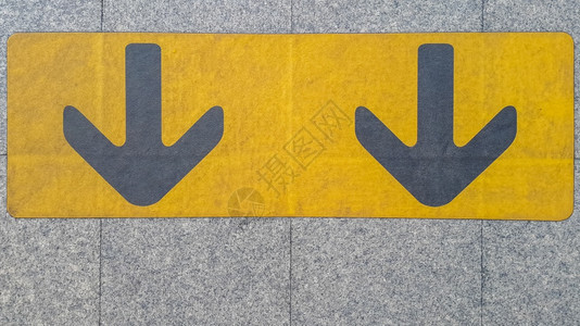 路直的有条纹地铁列车等候区黑漆的黄色箭头符号火车等候区地铁图片