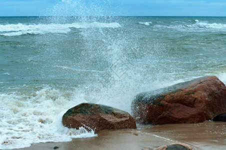 海浪拍打石头边风雨如磐暴风雨浪拍打石头蓝色的自然白图片