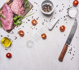 牛扒一顿饭桌子烹饪猪肉牛排蔬菜和香料的成分以及木制生锈背景上顶端视野接近文字框架的地方图片