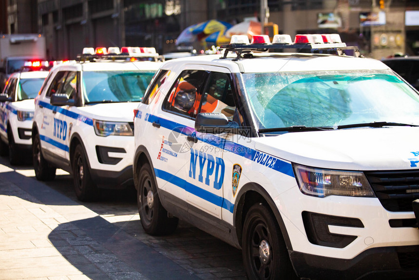 车辆美国人纽约市警察局车白天有报器在街对的纽约警方察汽车白天有警报器服务图片