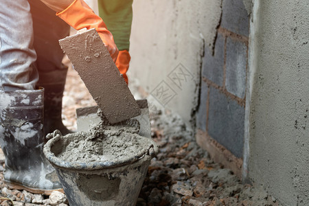 质地建筑房屋墙上石膏水泥的工人灌浆结构体图片