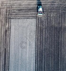 航班耕地农民在秋天将一个长方形几何图案耕种到他的田地里景观图片