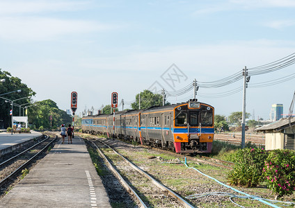 柴油铁路车组将前往泰国火车站平台旅游电的图片