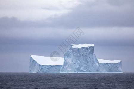 穿越南极洲凉爽地貌的蓝色大冰山河地平线漂移海图片