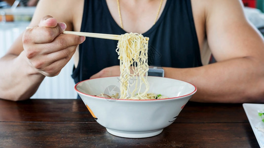 传统的美食一顿饭男人在堂里吃泰国面条图片