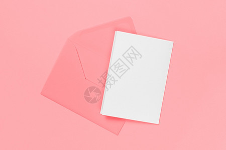 办公室空白卡与粉红色信封隔离在蓝背景模板或拟横幅与复制空间白卡与粉红色信封隔离在蓝背景模板或拟横幅与复制空间写作邮资图片