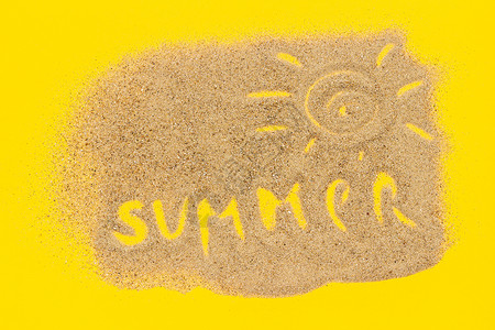 抽象的海滩季节在黄纸背景的沙子上绘制文字夏季和太阳标志创意顶视图概念假期在黄纸背景的沙子上绘制文字夏季和太阳标志图片