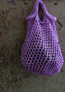 手工袋上市用紫色纱线编的手袋织为母亲或在白天赠送礼物的业余休闲纤维紫色的针织图片
