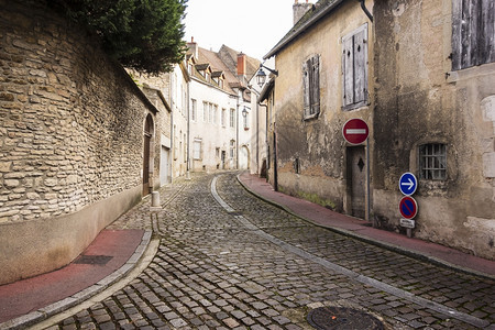 交通水平的在法国农村一个小庄里街角附近狭小的道风人行小与可碎石连成一排门图片