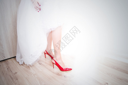 魅力现代的新娘穿着婚纱和鞋姻礼概念形象时尚图片