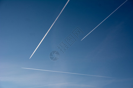 航班美丽抽烟蓝色天空中的体图片