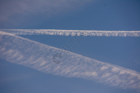 蓝色天空中的体高白色航空公司图片
