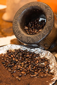 满的浓咖啡烤豆和木制果仁贴近棕色的图片