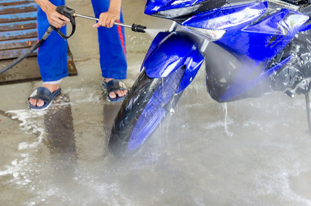 干净的洗摩托车高压水冲式工作海绵图片