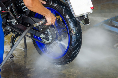 工作金属污垢洗摩托车的高压水冲式图片