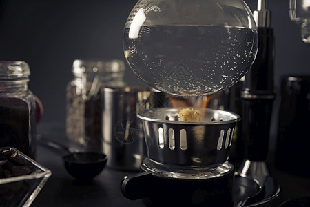更轻的暖气真空咖啡制造器也称为蒸锅抽水或苏打咖啡制造器在生锈黑石桌上机器爱乐压方法图片