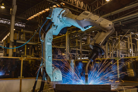 泰国制造业在职的工机器人在厂中焊接图片