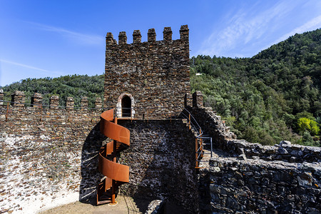 壁垒靠近现代金属螺旋上升楼梯通往葡萄牙科英布拉附近罗曼斯克卢萨城堡走道层的哥特沙石之门等级图片