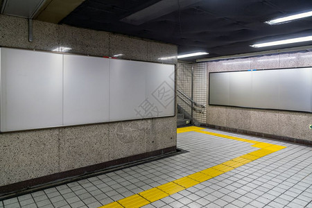 室内的位于地下大厅或铁的空白广告牌用于模拟概念低光速门窗车站墙图片