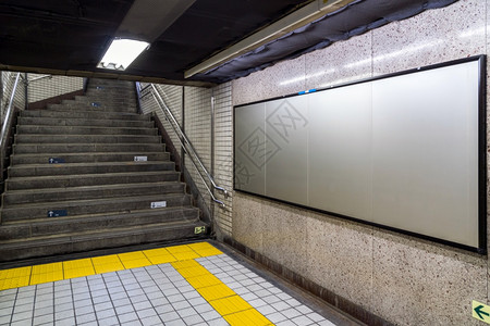 招牌商业低的位于地下大厅或铁的空白广告牌用于模拟概念低光速门窗图片