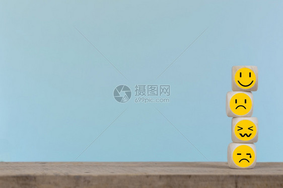 在线的WoodenCube上的表情图标Costumer服务概念木制的放松图片