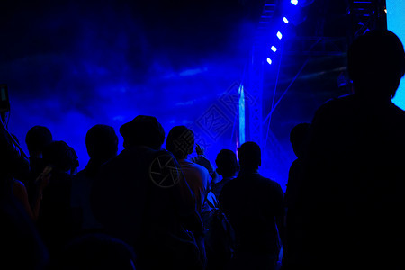 紫色的手迪斯科在音乐会的观众彩色灯光和音乐趣图片